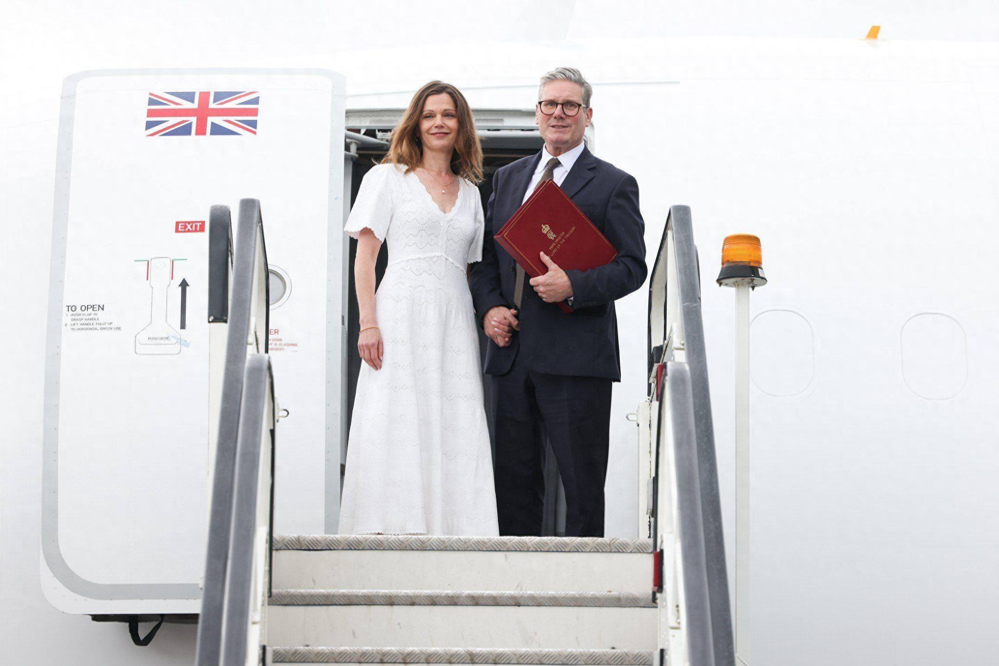 英国新首相夫人白裙惊艳亮相北约峰会，与韩国第一夫人同场比美