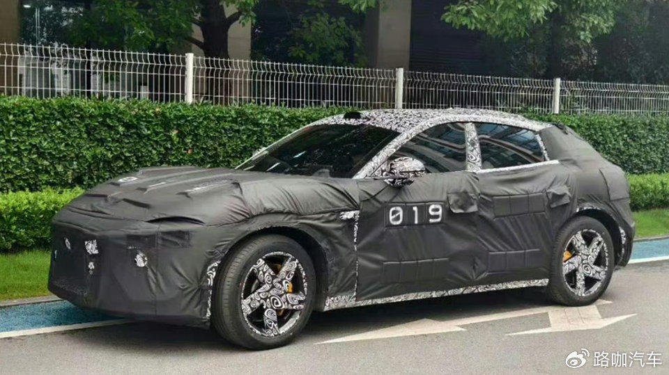 小米 SUV 谍照曝光，高度成谜，是法拉利复刻还是另有玄机？