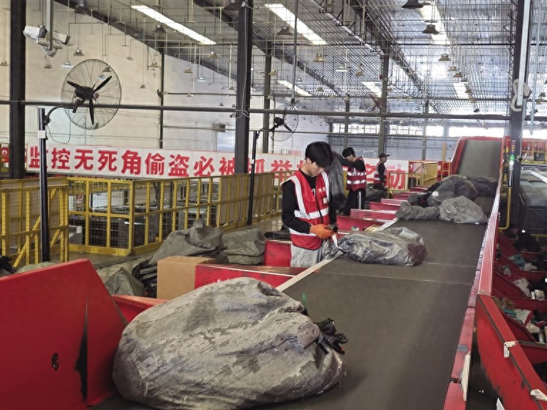 2024年新规实施近一年，快递送上门现状如何？有哪些堵点？