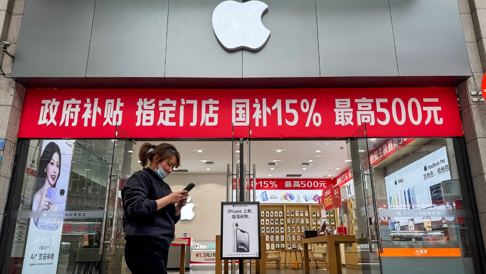 苹果手机门店受关注！香港顾客疯抢Mate XT及购买原因解析