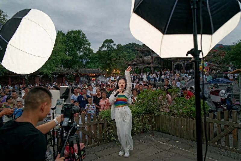 抖音达人「北范南调」送饭记录走红，播放量高有收益吗？