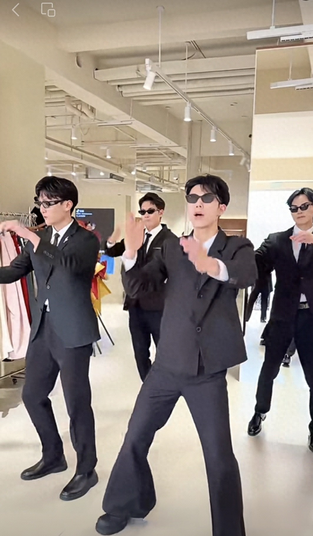 女装店开业请男团男模撑场，背后藏着实体女装店的心酸与破局