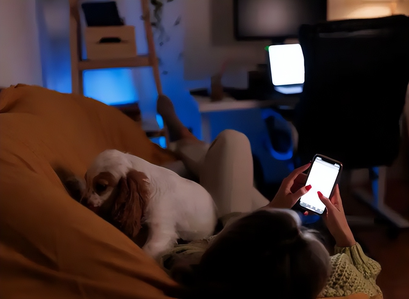 睡着玩手机的正确姿势