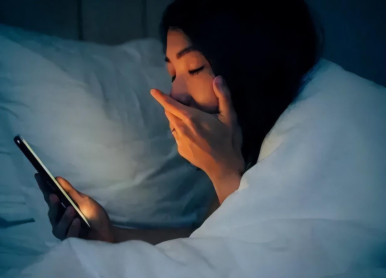 睡着玩手机的正确姿势