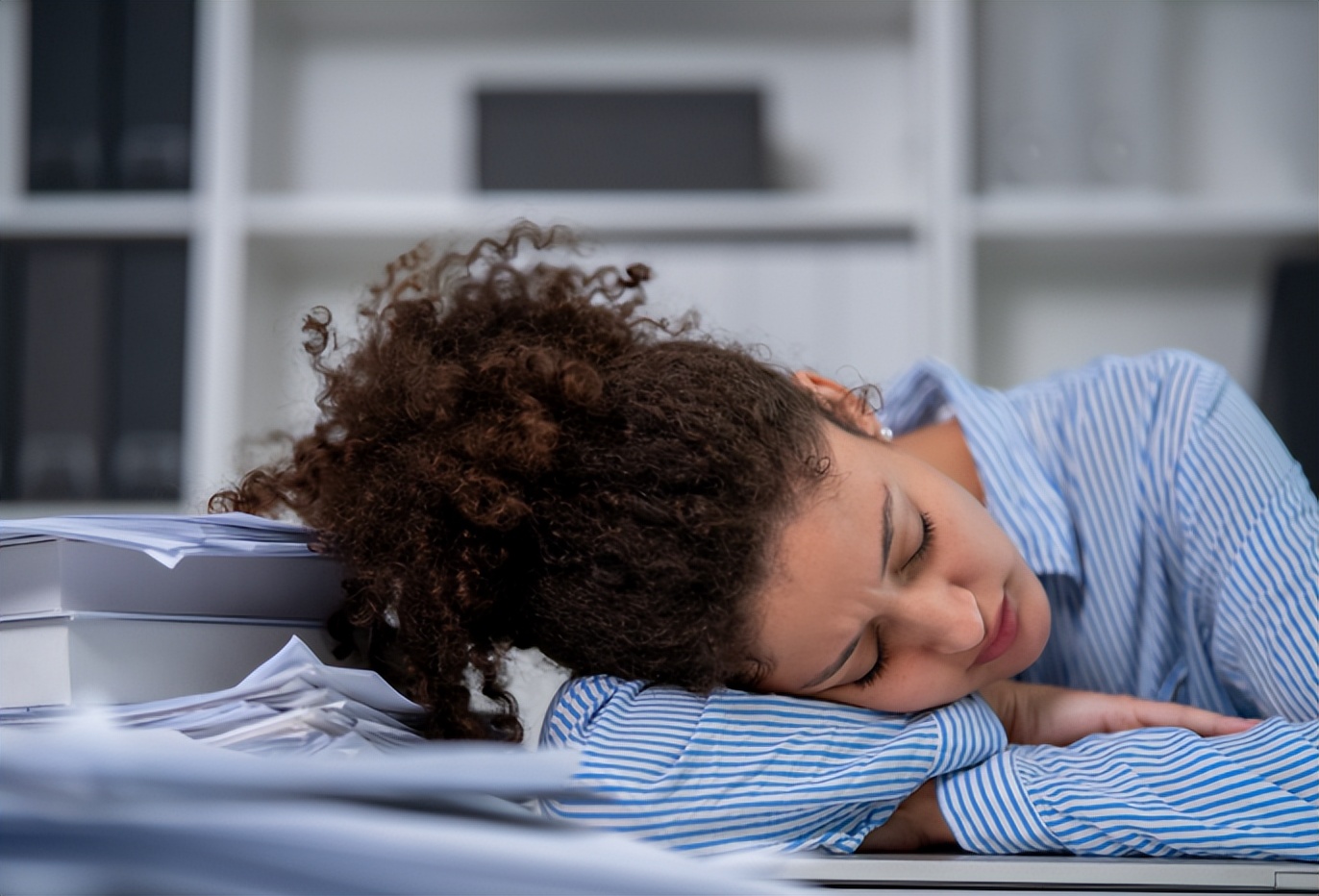 睡着玩手机的正确姿势