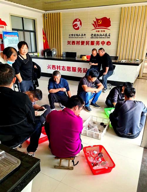 详细阅读:大学生村官赵中刚用手机直播卖水晶,走出乡村振兴独特路 大学生村官赵中刚用手机直播卖水晶,走出乡村振兴独特路