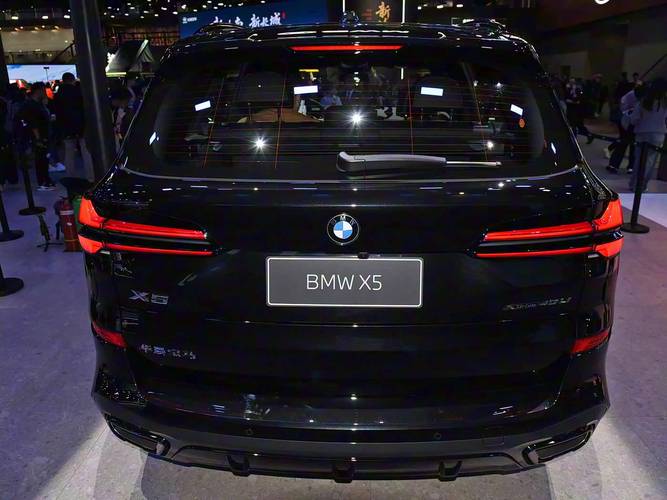 2026款宝马X5 M实测：V8猛兽3.9秒破百，全家出游也够爽